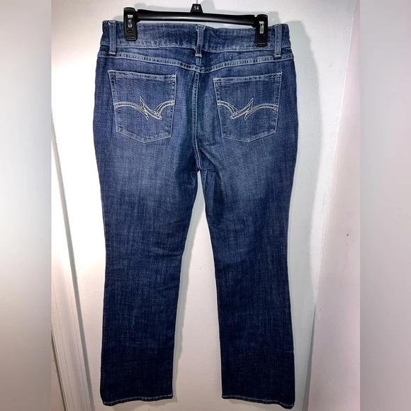 Wrangler, 11/32, medium wash, midrise bootcut, relaxed fit, 5pocket, zip denim - Picture 3 of 7